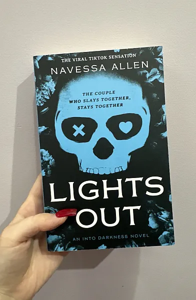 Книга Lights out